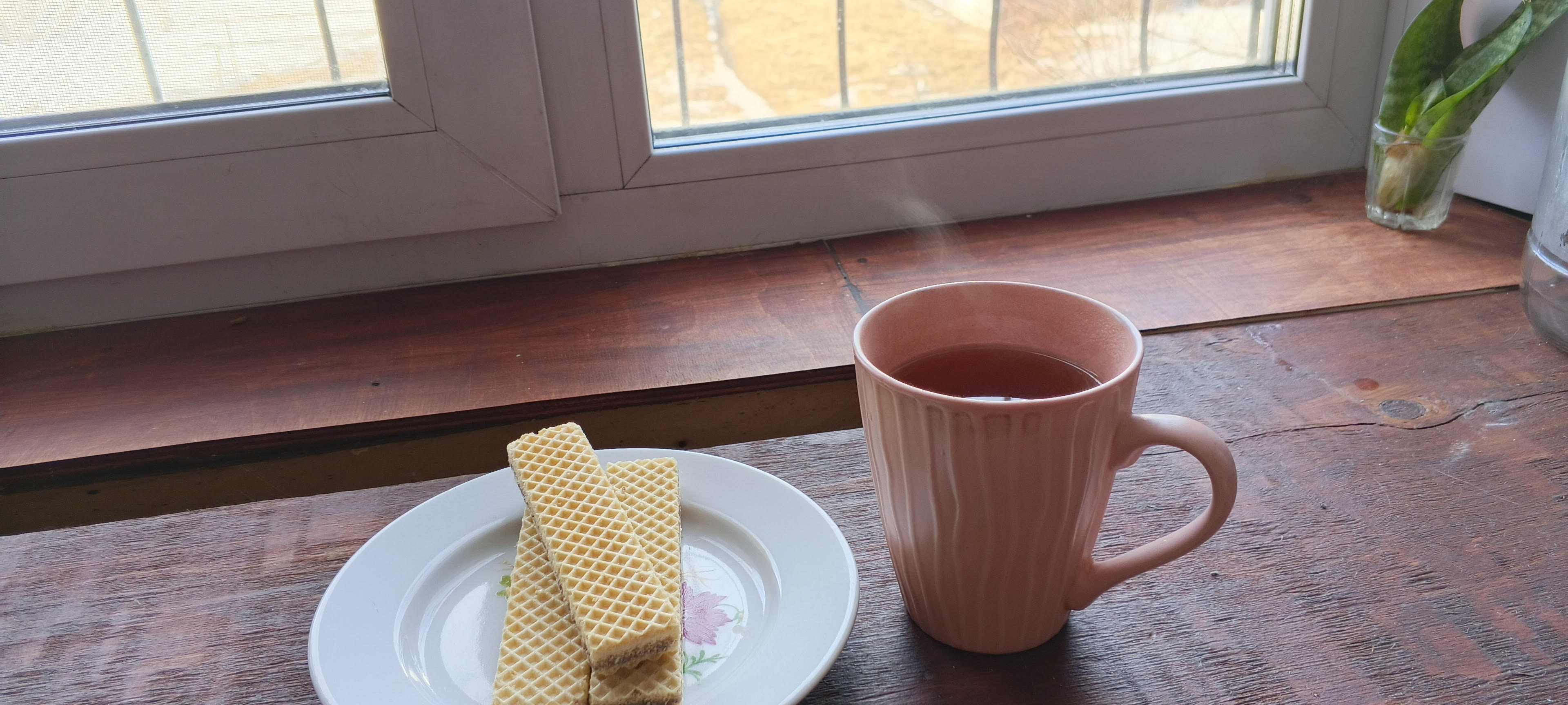 Кружка горячего чая на столе 