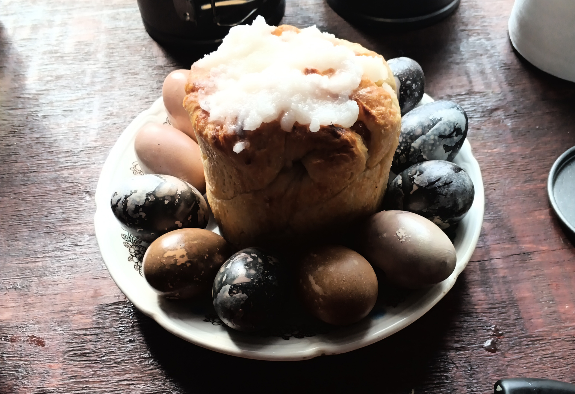 Кулич в окружении яиц